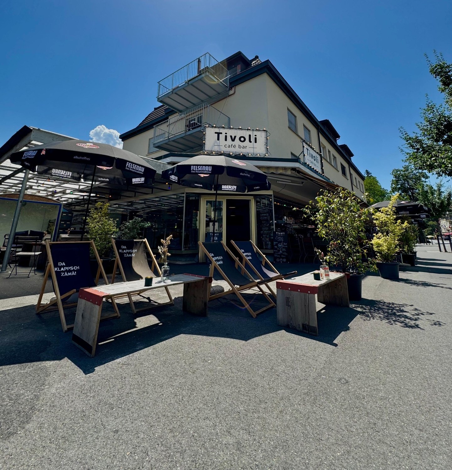 Tivoli Terrasse in Interlaken mit Liegestühlen und Café-Bar Fassade